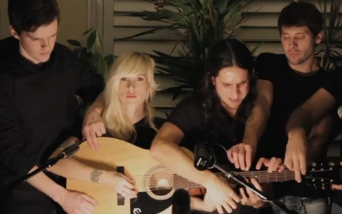 Ile osób może grać na jednej gitarze? [VIDEO]