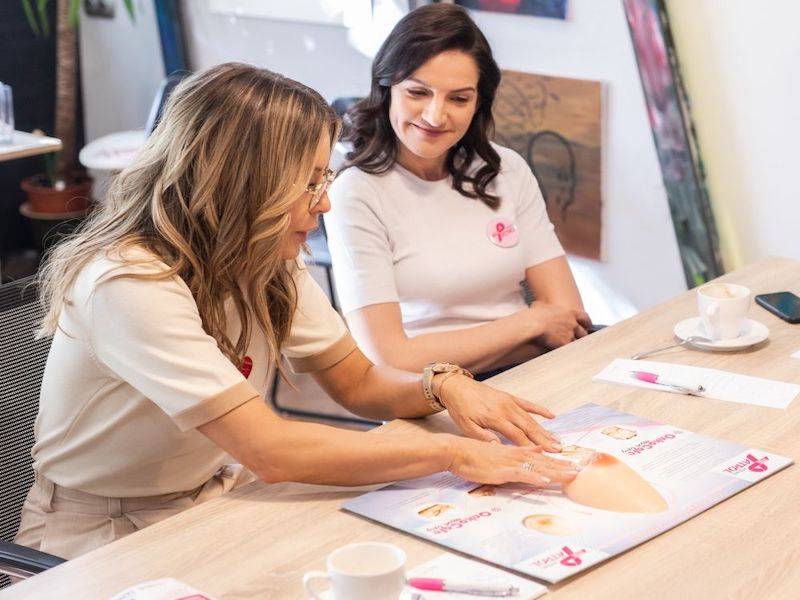 Małgorzata Rozenek-Majdan w różowym garniturze mknie na szkolenie