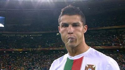 Cristiano Ronaldo pluje w kamerzystę [VIDEO]