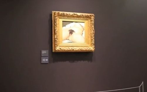 SKANDAL? Bez majtek rozkraczyła nogi przed obrazem [VIDEO]