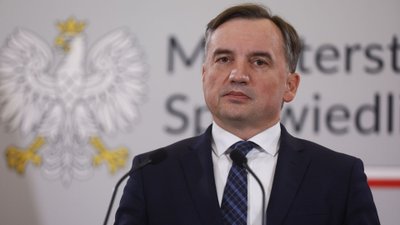 Nowe informacje na temat stanu zdrowia Zbigniewa Ziobry: “Guz uciska, utrudniając mu mowę”