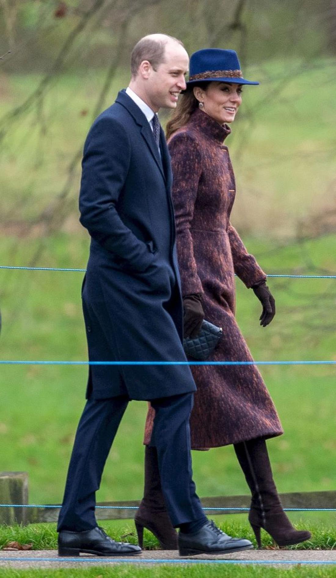 Książę William i księżna Kate w eleganckich płaszczach.