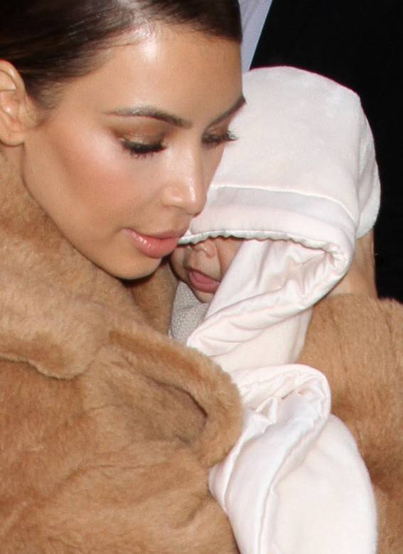 Wydekoltowana Kim Kardashian z małą Nori