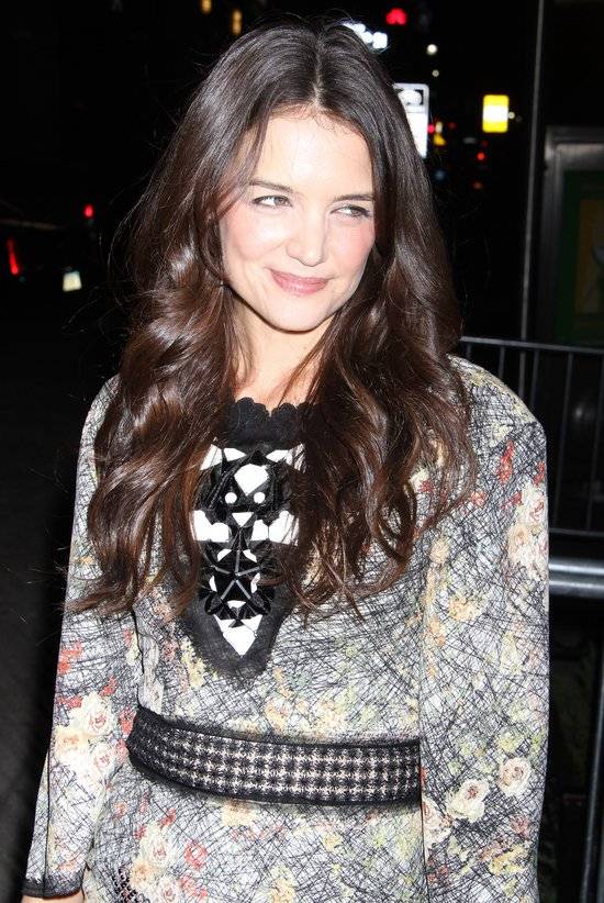 Katie Holmes sama na imprezie
