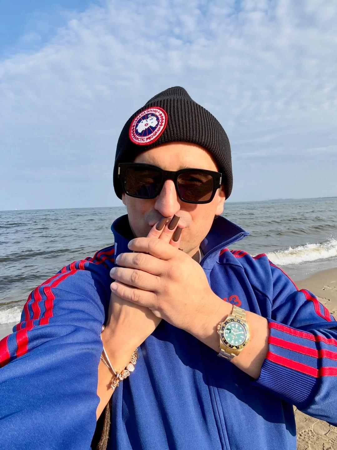 Michał Koterski na plaży z kobietą, fot. Instagram