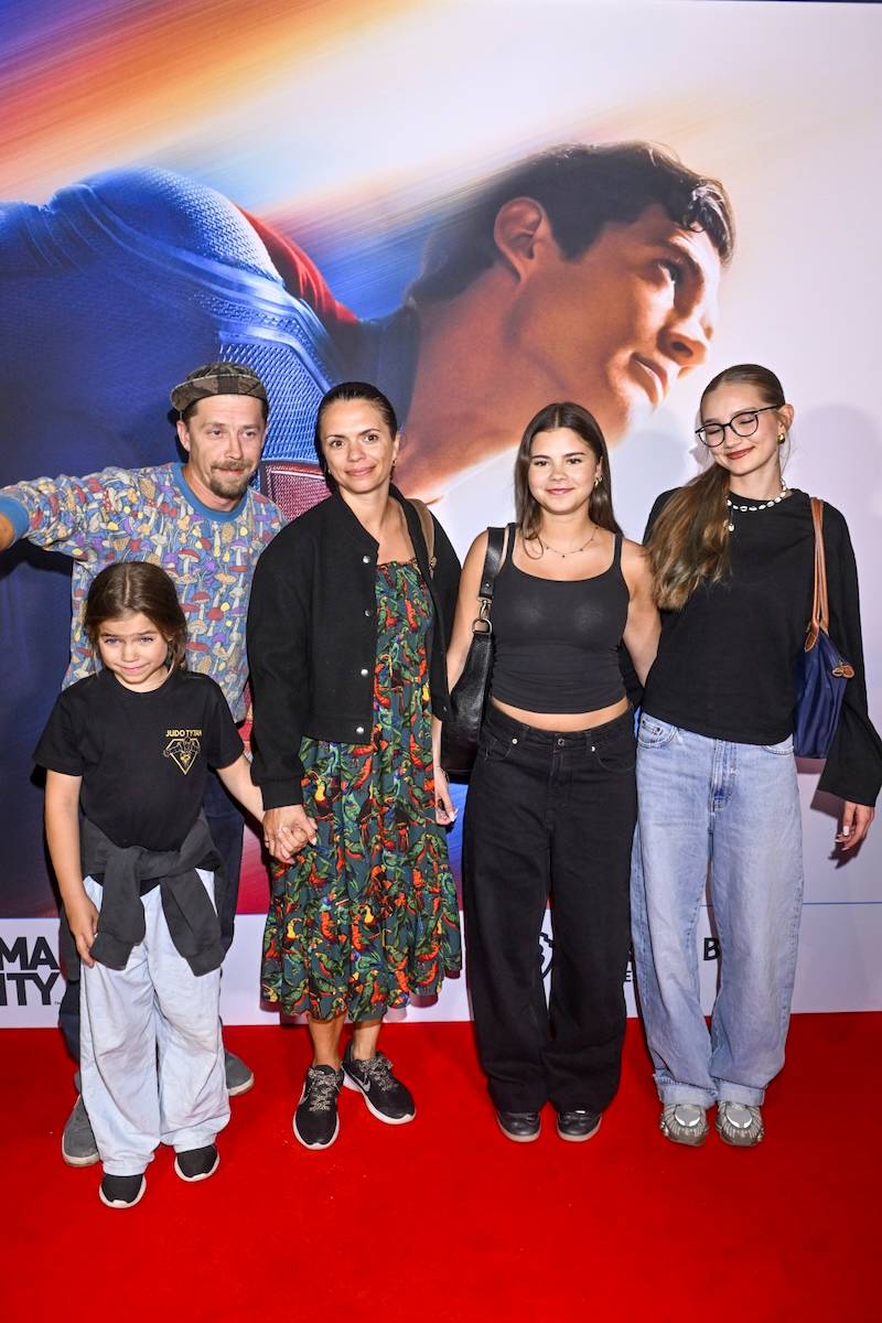 Bartosz Obuchowicz z rodziną na premierze filmu "Superman"