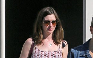 Anne Hathaway trzy miesiące po porodzie – wróciła do formy? (FOTO)