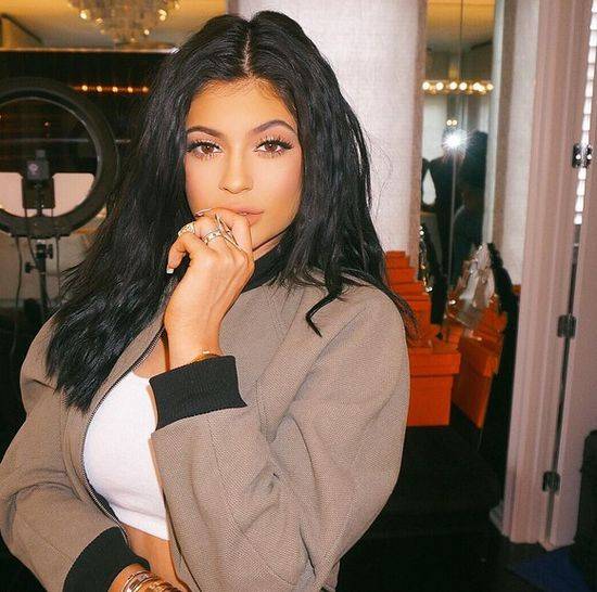 Zdjęcia, na których Kylie Jenner wygląda jak plastikowa lalka