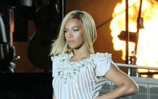 Półnagi fan próbował ściągnąć Beyonce ze sceny (VIDEO)