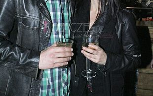 Kasia Kowalska – pocałunki na imprezie (FOTO)