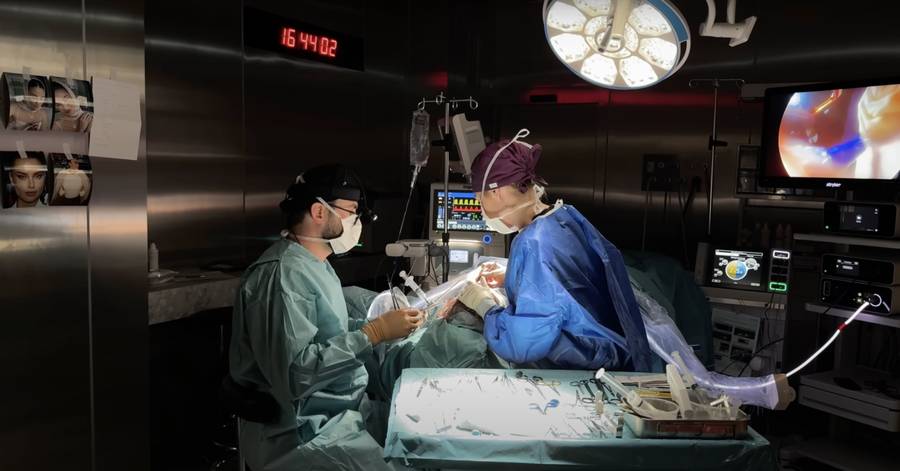 Julia Von Stein odsłoniła kulisy liftingu twarzy. Zabrała kamery nawet na salę operacyjną!