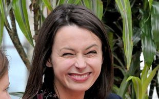 Do sukienki założyła białe trampki (FOTO)