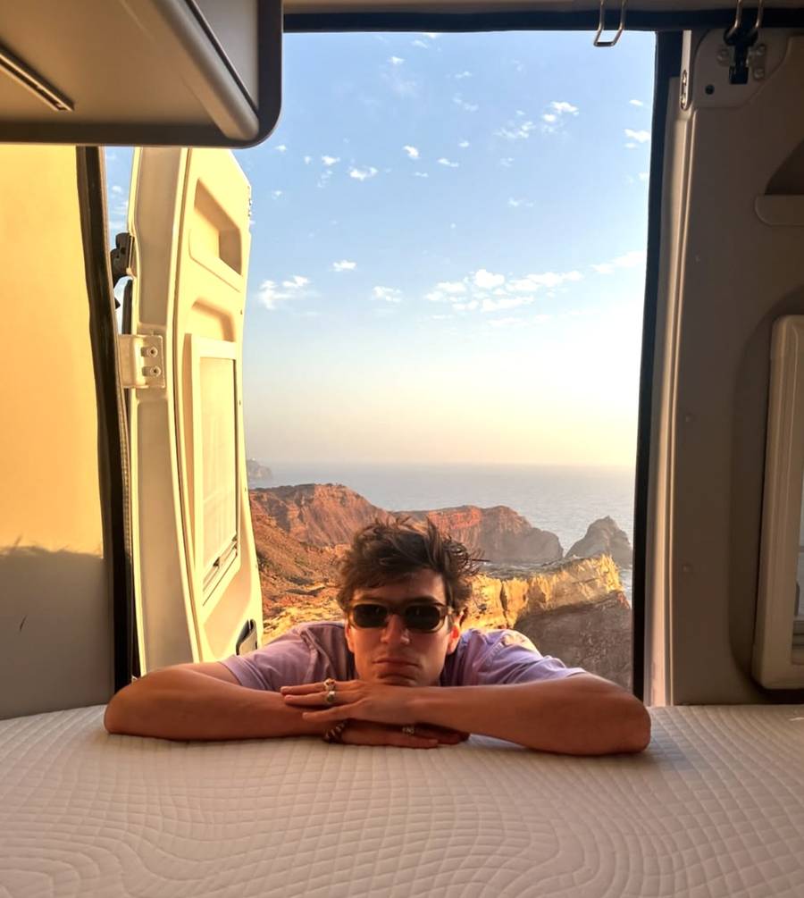 Nikodem Rozbicki pokazał wymarzoną podróż vanem! Towarzyszyła mu tajemnicza blondynka (FOTO)