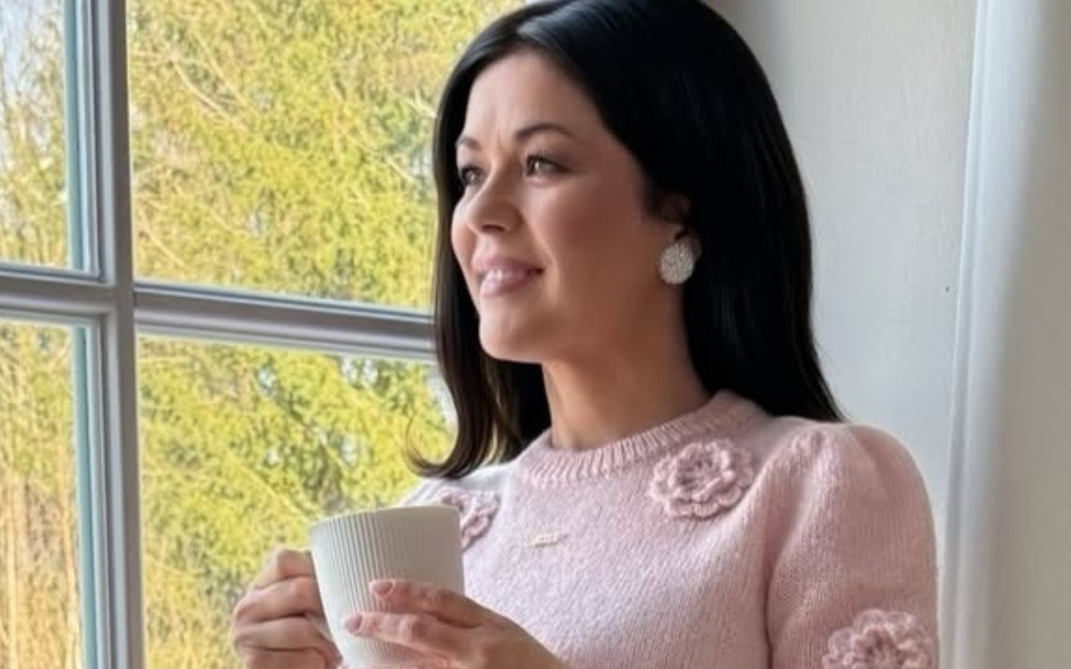 Gwiazdy już go noszą. Ten sweterek będzie hitem wiosny. To projekt znanej marki