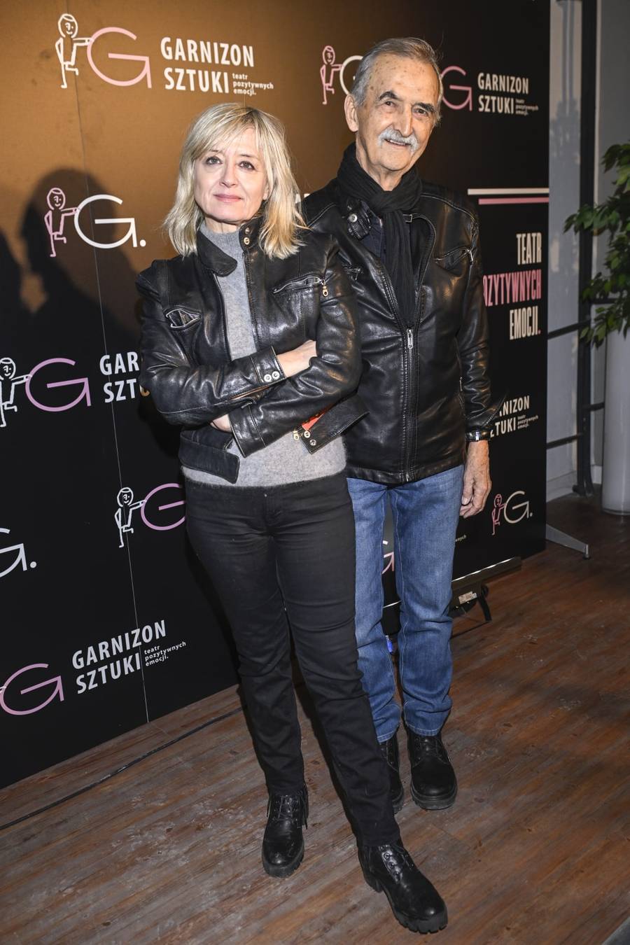 Premiera sztuki “Klub Niepokornych”. Sylwia Bomba i Collins błyszczą na ściance, Beata Tadla z mężem….