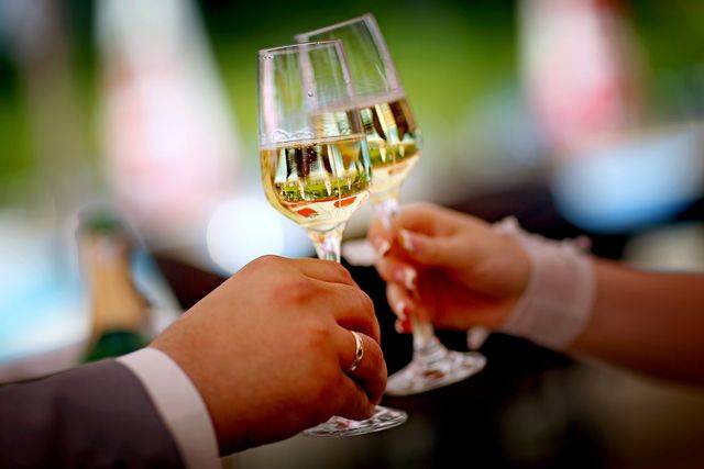 Kobiecie nie spodobał się pierścionek zaręczynowy. Co zrobiła?