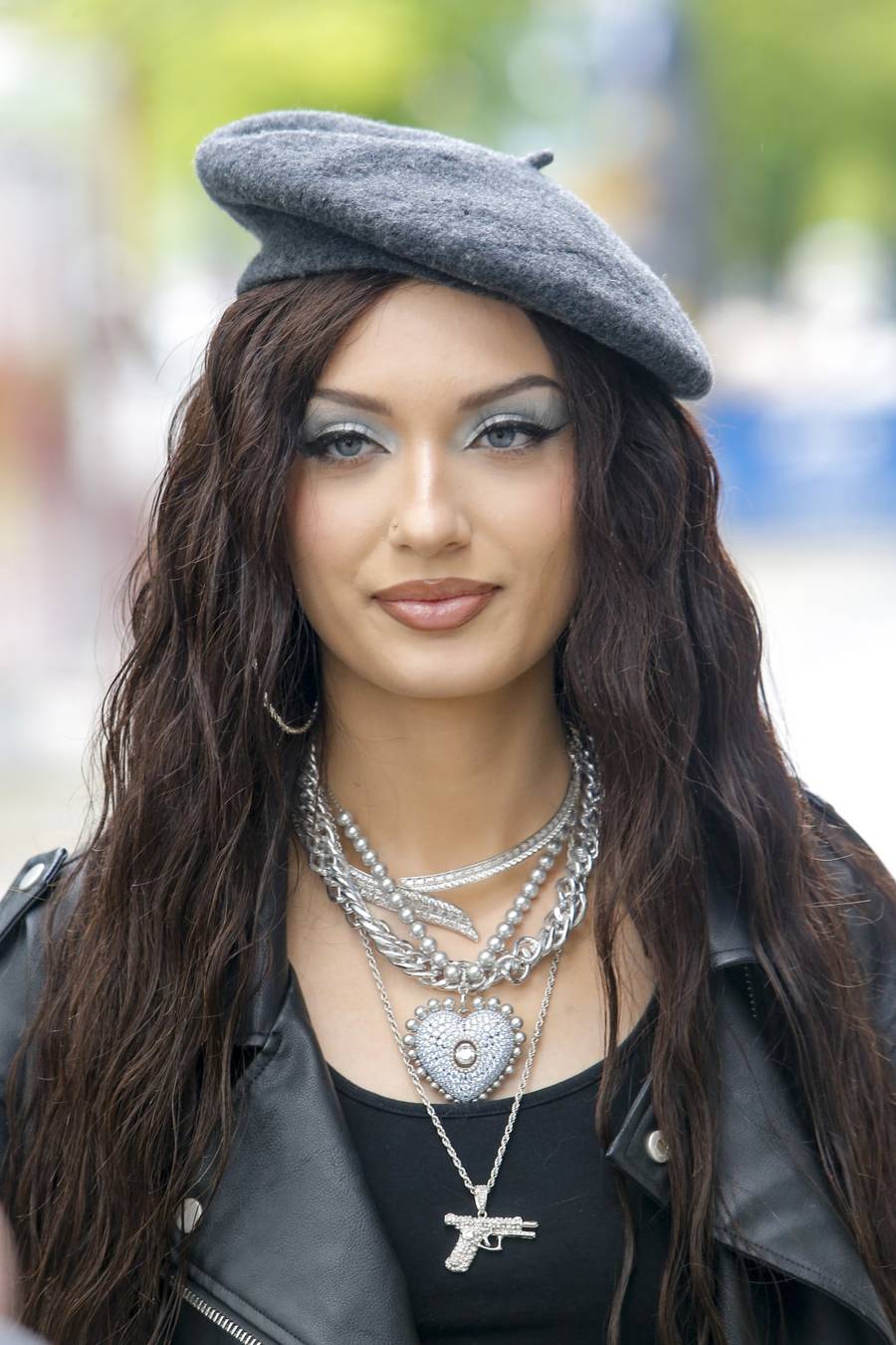 Co za wybór!? Viki Gabor w MROCZNEJ stylizacji wkroczyła do studia “Dzień Dobry TVN” (FOTO)