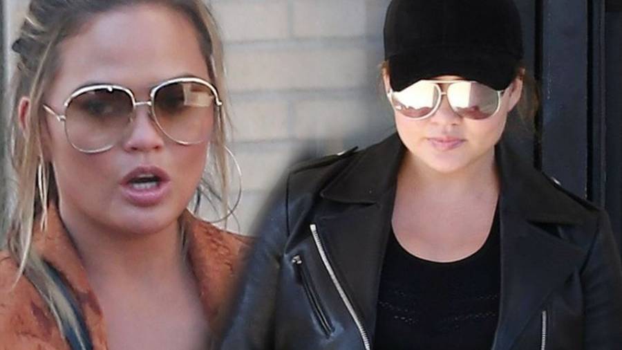 Przemęczona i OBŁADOWANA Chrissy Teigen na spacerze z dziećmi