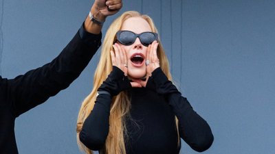 Tłum oszalał, gdy Nicole Kidman pojawiła się na Paris Fashion Week [wideo]