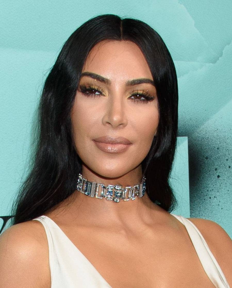 Co się dzieje z twarzą Kim Kardashian?