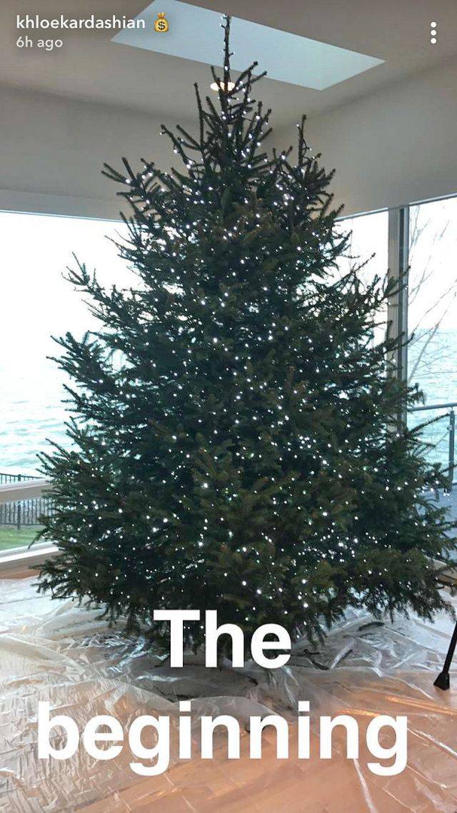Khloe Kardashian ubiera choinkę – w jakim stylu będzie w tym roku?