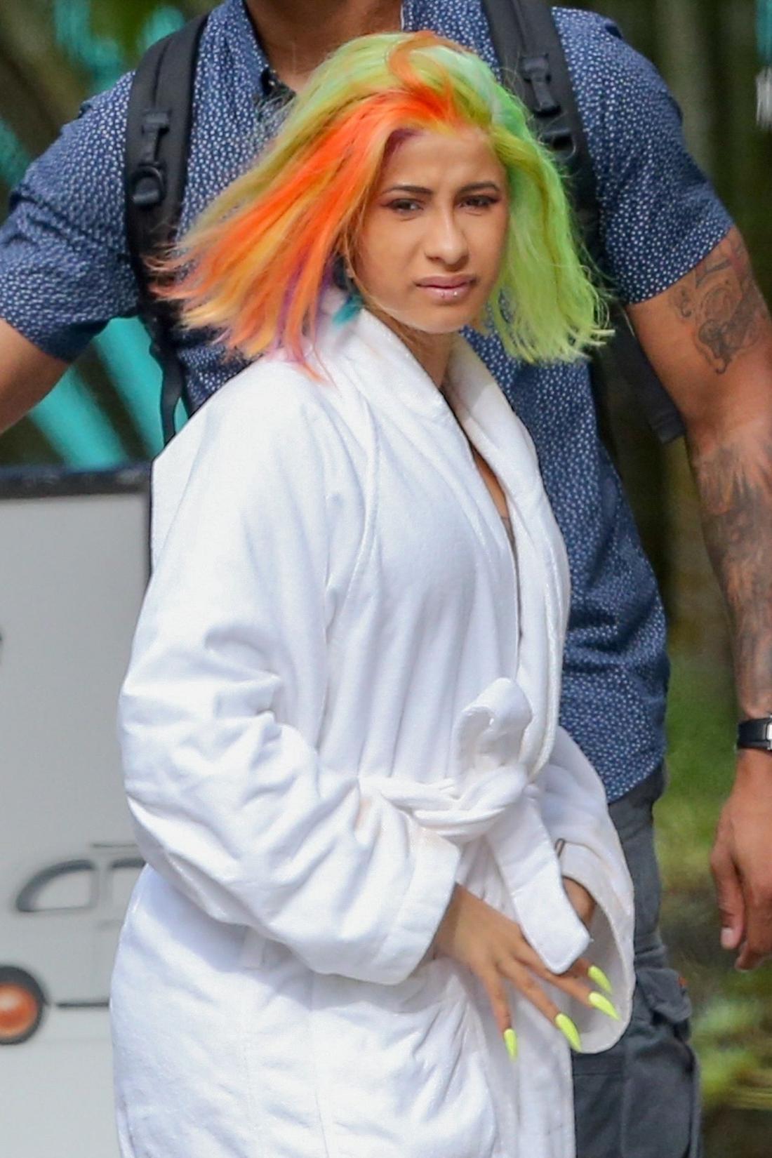 Cardi B dostała prezent od Kylie Jenner za pół miliona złotych. Cardi B bez makijażu i ułożonych włosów.