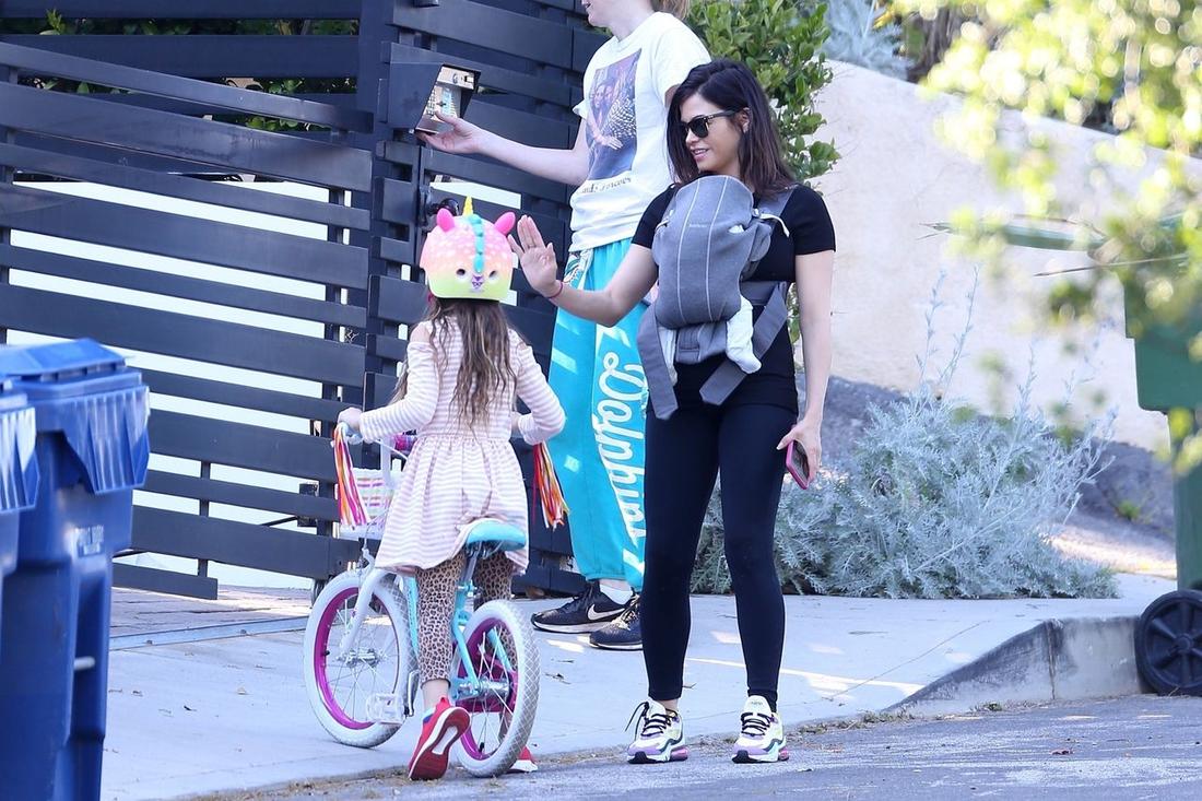 Jenna Dewan na spacerze z synem w nosidełku