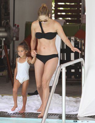 jennifer-lopez-w-bikini-R1