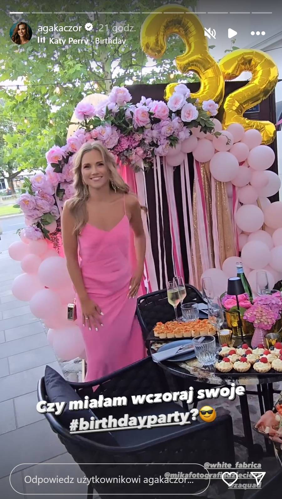 Tak Kaczorowska świętowała swoje urodziny: Znane nazwiska, wszechobecny róż i tort z własną podobizną! (FOTO)