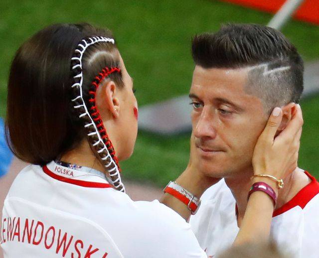 Anna Lewandowska pociesza Roberta po przegranym meczu z Senegalem