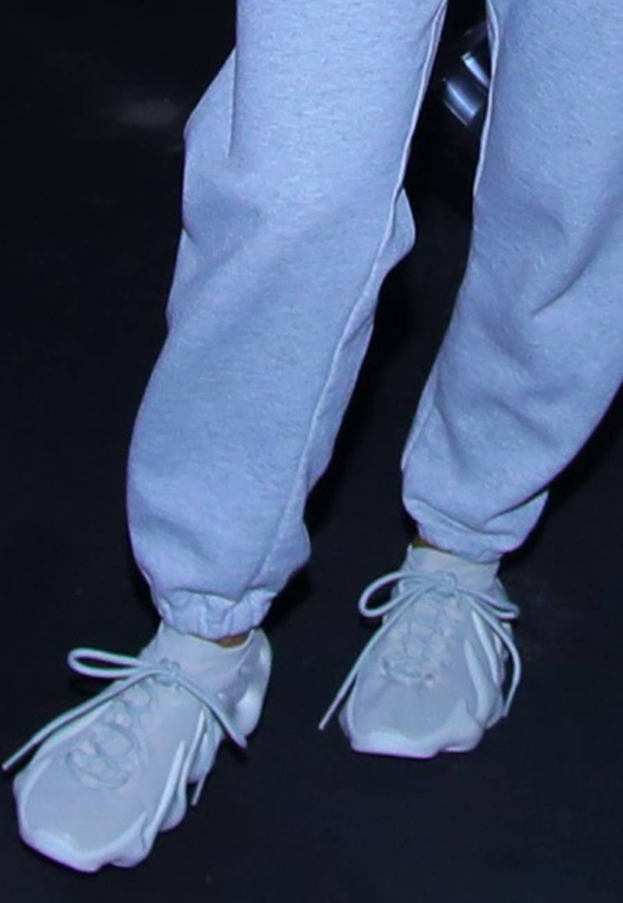 Kim Kardashian w butach zaprojektowanych przez Kanye Westa.