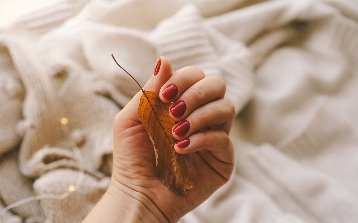 Paznokcie na jesień 2025: jakie kolory i inspiracje królują w tym sezonie?