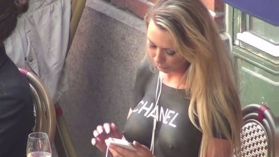 Wyszła na ulicę bez koszulki [VIDEO]