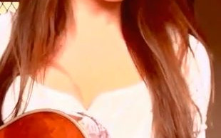 Jess Greenberg – ładniejszy biust niż głos? (VIDEO)