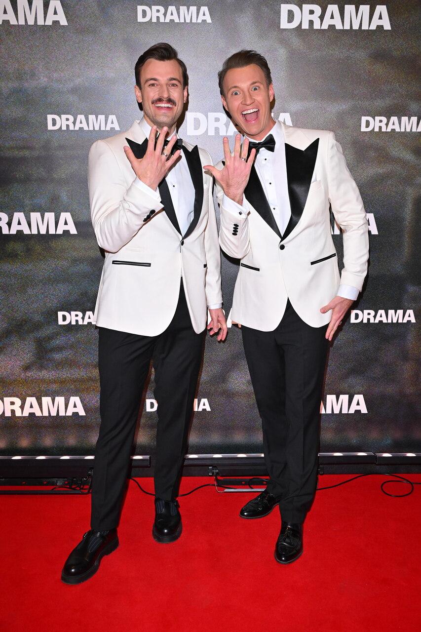 Błażej Stencel i Kamil Krupicz pochwalili się pierścionkami zaręczynowymi na premierze, fot. KAPiF