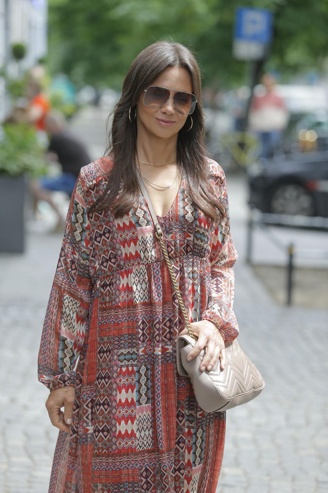 Kinga Rusin w zwiewnej sukience. 