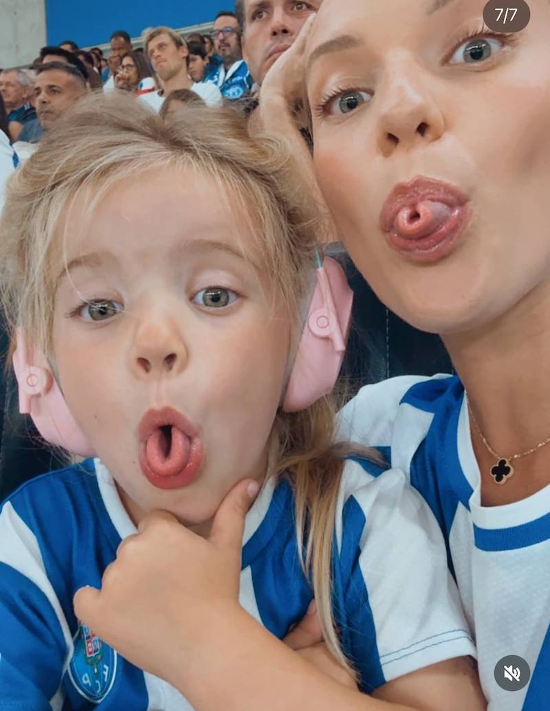 Takiego duetu nikt się nie spodziewał! Sanah z żoną Jana Bednarka dopingowały go na meczu (FOTO)