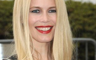 Claudia Schiffer z najmłodszą pociechą na spacerze