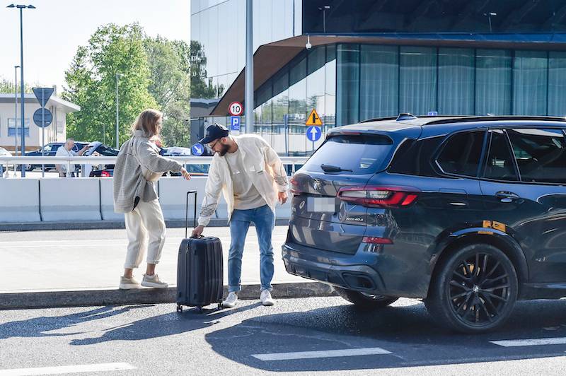 Agnieszka Kaczorowska udała się na samotną podróż. Maciej Pela czule ją pożegnał przed lotniskiem