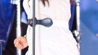 Ciężarna Alicia Keys upadła na scenie (VIDEO)