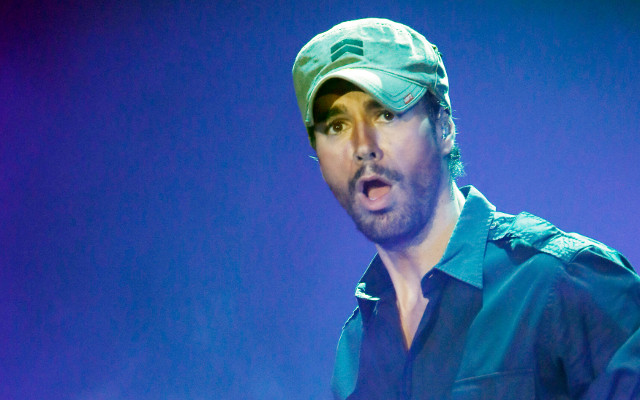 Enrique Iglesias całuje się z fanką! Co na to jego żona? (VIDEO)