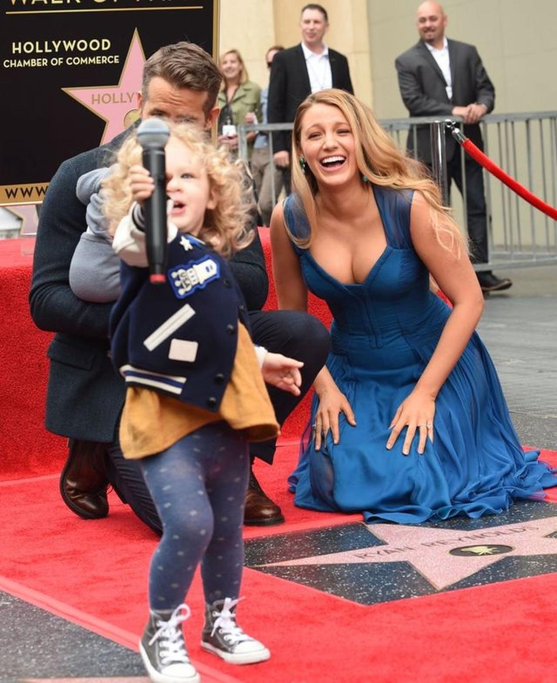 Blake Lively i Ryan Reynolds z córkami/ 