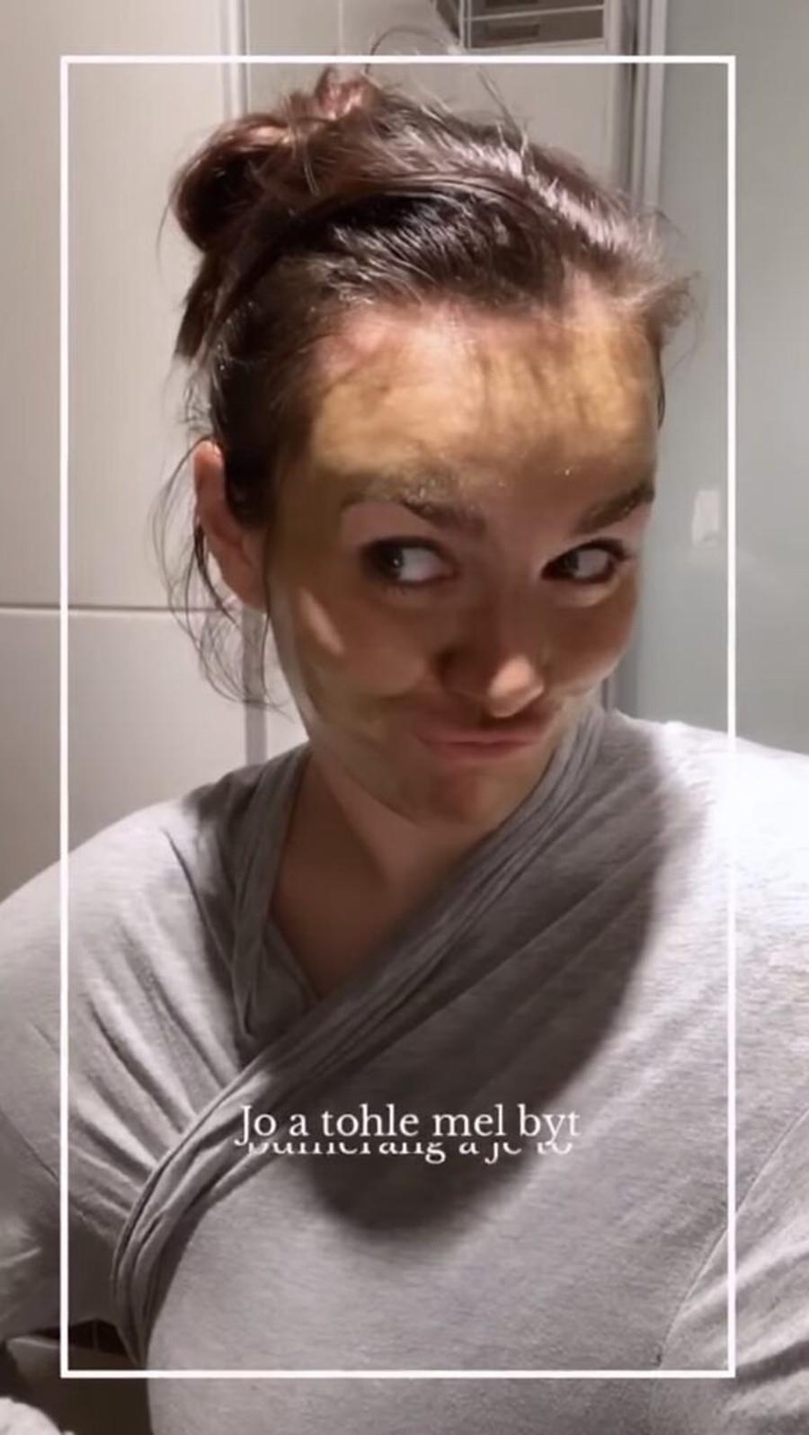 Ewa Farna bez makijażu i w maseczce na twarzy. 