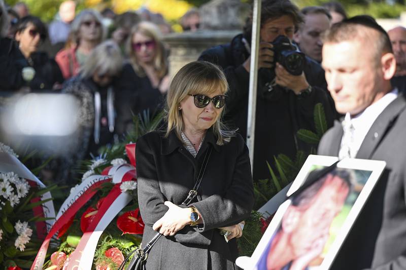 Pogrzeb Stanisława Radwana. Dorota Segda ze łzami w oczach żegna męża