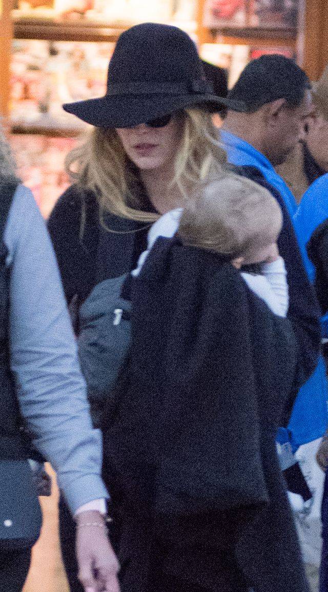 Blake Lively z córeczkami Jamese i Ines lotnisku (ZDJĘCIA)