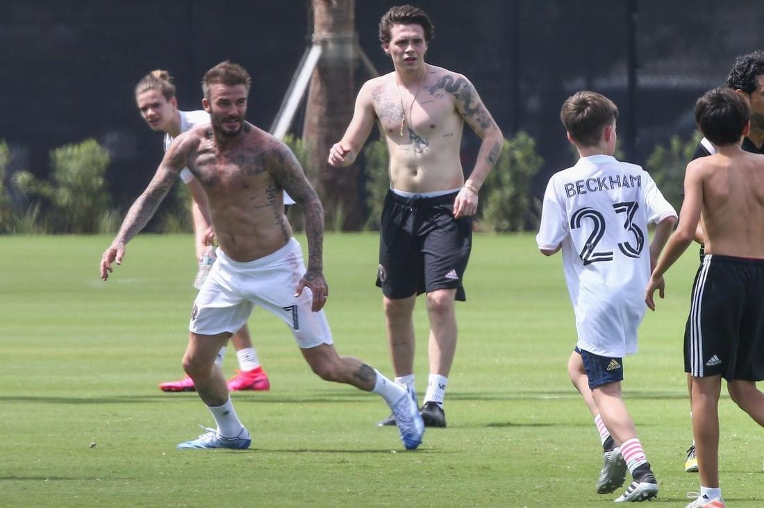 David Beckham gra z synami mecz piłki nożnej - na zdjęciu David, Brooklyn, Romeo i Cruz