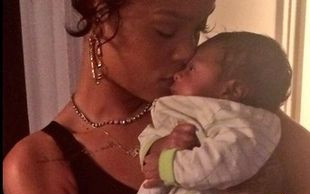 Naga Rihanna trzyma dzidziusia! (FOTO)