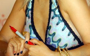 Aguilera w espadrylach od Louboutina