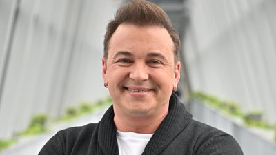 Gwiazdor po przeszczepie włosów pojawił się na “TzG”. Tak teraz wygląda