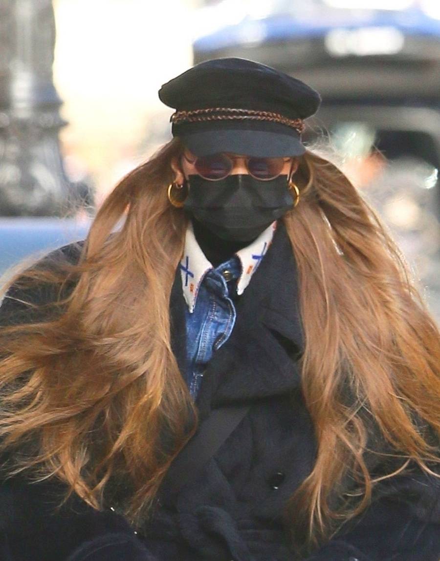 Gigi Hadid w masce i okularach